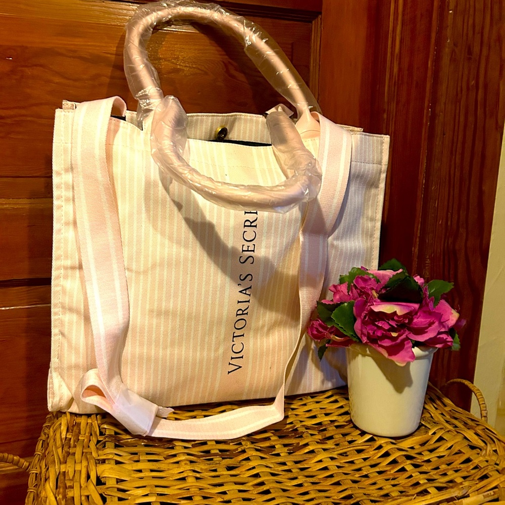 Powderpuff Pink Victoria’s Secret bag 👑🌸💗 NWT